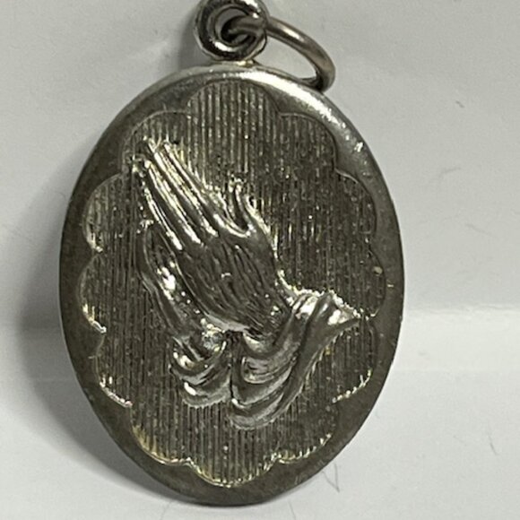 VTG Christian Praying Hands Oval Medal Pendant Serenity Prayer - Picture 1 of 8